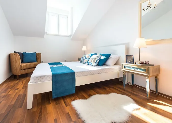 Two Palm Trees Apartment *