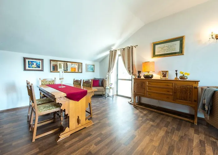 Two Palm Trees Apartment